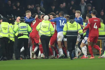 Masovna tučnjava igrača Evertona i Liverpoola na oproštaju od Goodison Parka