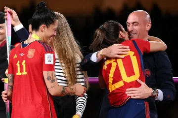 Predsjednik Saveza koji je poljubio nogometašicu bez njena pristanka dobio smiješnu kaznu