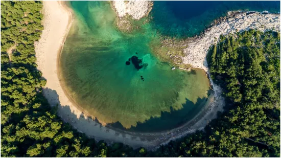 Ovo je 20 najljepših skrivenih plaža s popisa uglednog časopisa, na njemu i jedna naša: Pogodite koja