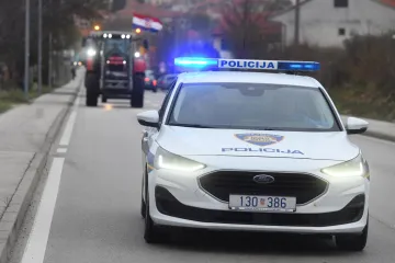 Traktorom se zaletio na dvojicu muškaraca i ozlijedio ih: Prijetio im smrću