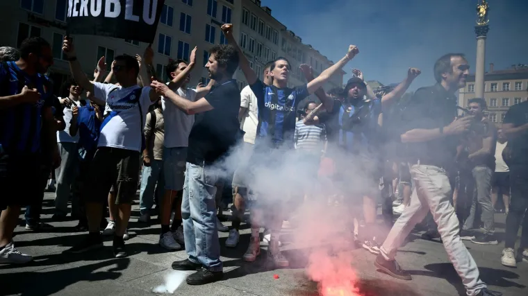 Talijani okupirali ulice Munchena: Harmonika, bengalke i lude tetovaže, a ovaj igrač pravi je hit