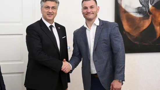 Stipe Miočić stigao u Banske dvore i dobio domovnicu: Plenković se hvalio poklonom koji je dobio