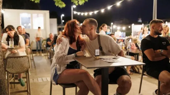 Ma vidi ti romantike: Golupčiće u Zadru koncert odveo u zagrljaj, pao i strastveni poljubac