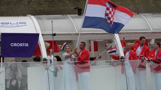Prije godinu dana Pariz je priredio spektakl! Lady Gaga, Gojira, brodovi i mokra Kolinda