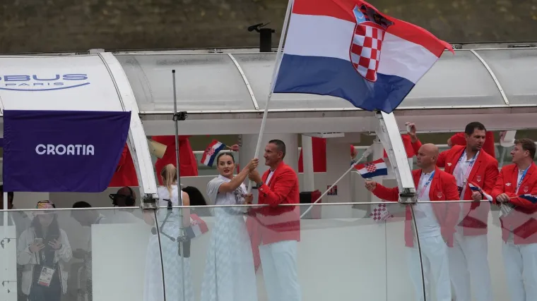 Prije godinu dana Pariz je priredio spektakl! Lady Gaga, Gojira, brodovi i mokra Kolinda
