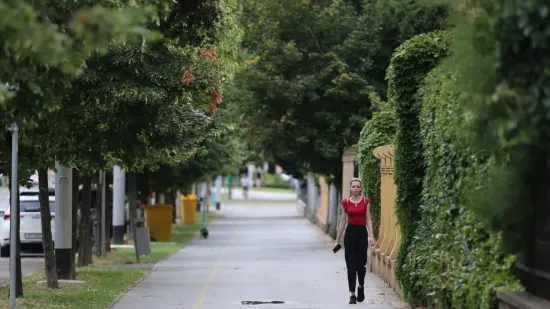 Plavuša u crvenom sama napravila đir po gradu: Pogledajte tko je još uživao u šetnji