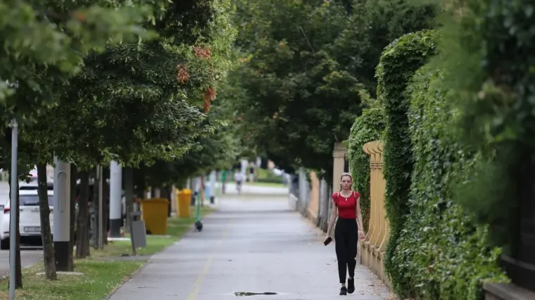 Plavuša u crvenom sama napravila đir po gradu: Pogledajte tko je još uživao u šetnji